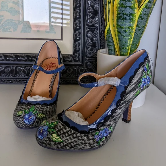 NWOT Modcloth Vintage Inspired Floral Tweed Embroidered Mary Jane Heels